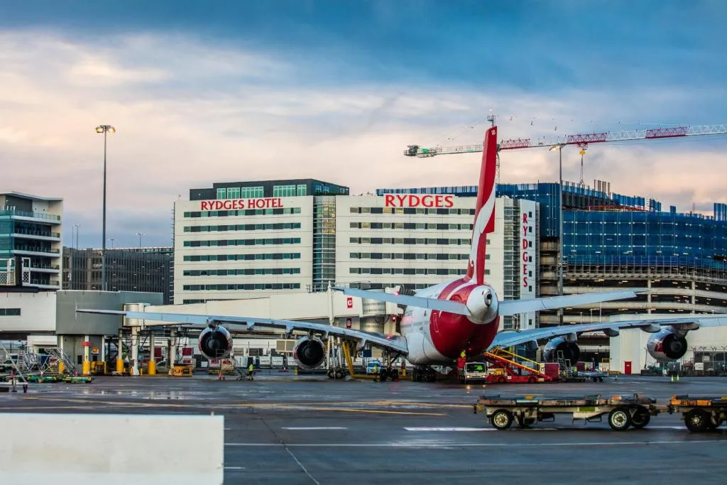 Rydges Sydney Airport Hotel beside the aircraft apron at Sydney Airport