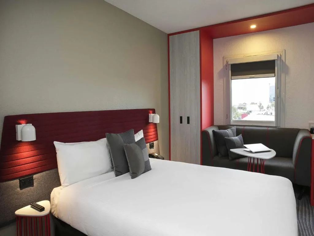 A guest room at ibis Sydney Airport