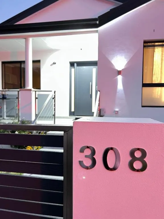 The entrance to Sunny Rooms Mascot at 308 King Street