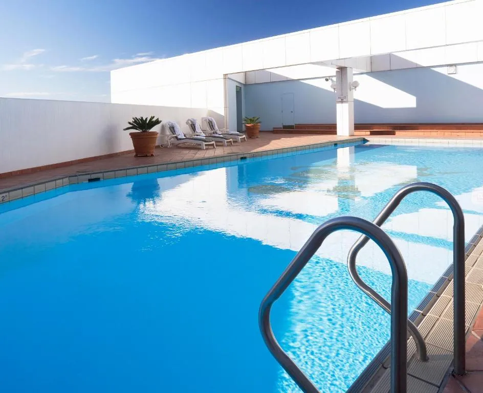 The outdoor swimming pool at Stamford Plaza Sydney Airport